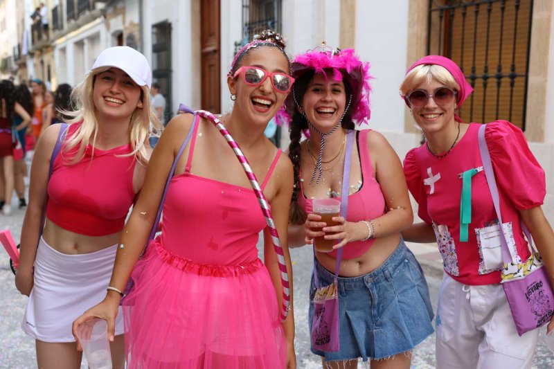 Les carrosses de Gata omplin el recorregut d’enginy, confeti,… i crítiques per l’entrada de bous “sorpresa” Les carrosses de Gata omplin el recorregut d’enginy, confeti,… i crítiques per l’entrada de bous “sorpresa”